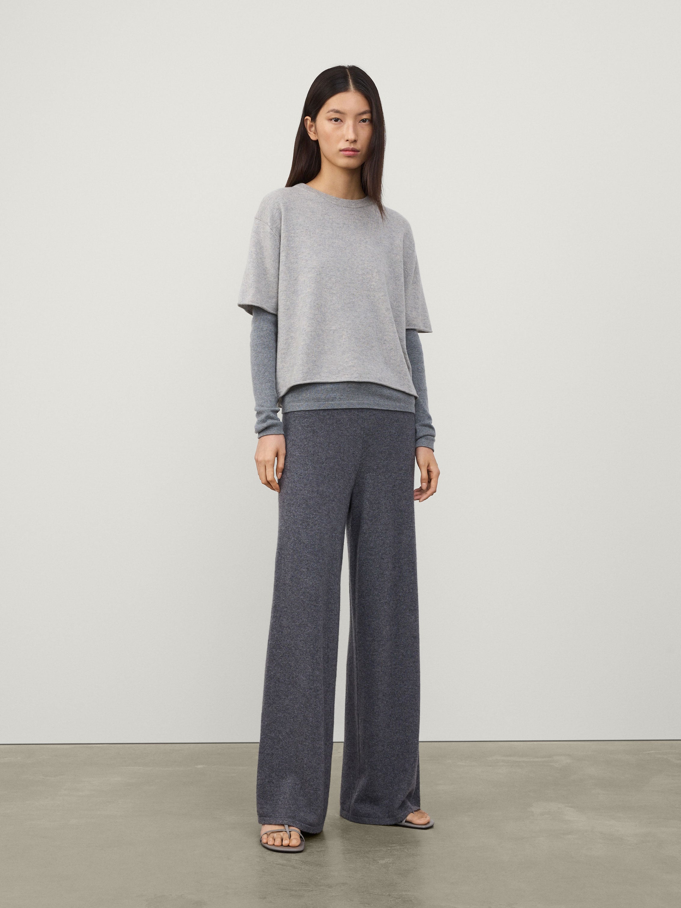 【Lisa Yang】 CilaニットカシミヤTシャツ Cila knitted cashmere T-shirt in grey - Lisa Yang | Mytheresa