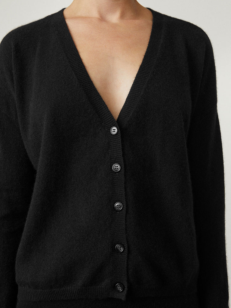 Abby Cardigan Black | Lisa Yang | Black v-neck cardigan in 100% cashmere