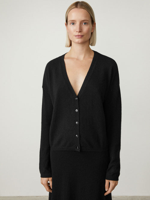 Abby Cardigan Black | Lisa Yang | Black v-neck cardigan in 100% cashmere