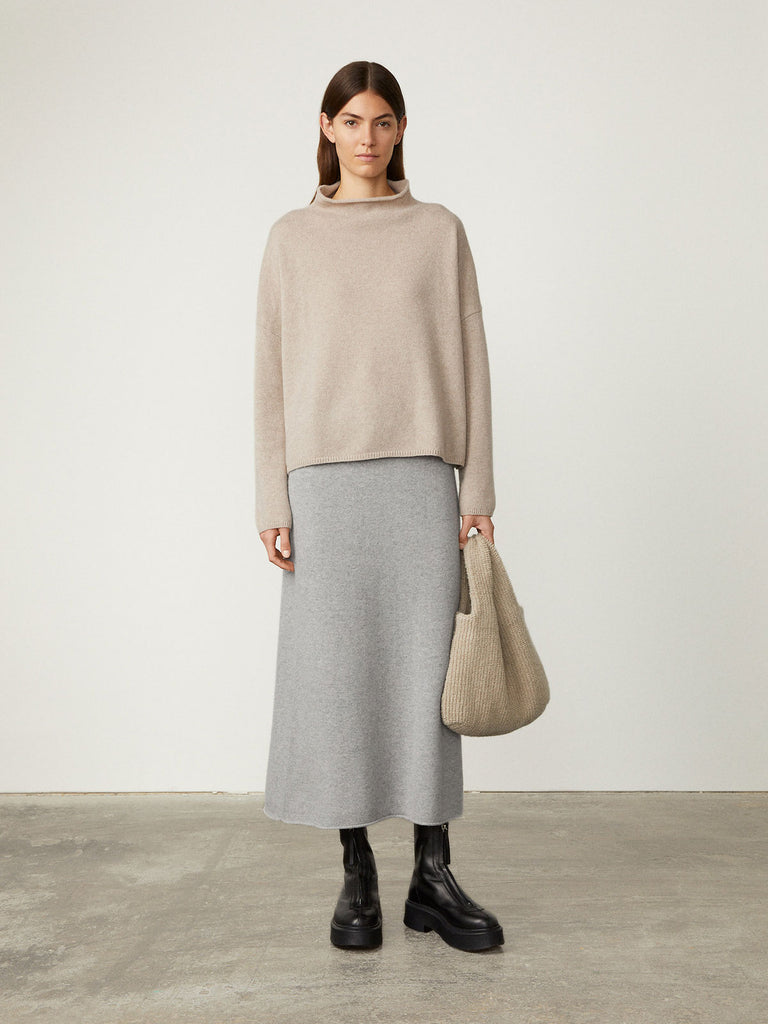 Sandy Sweater Sand | Lisa Yang | Beige high neck sweater in 100% cashmere