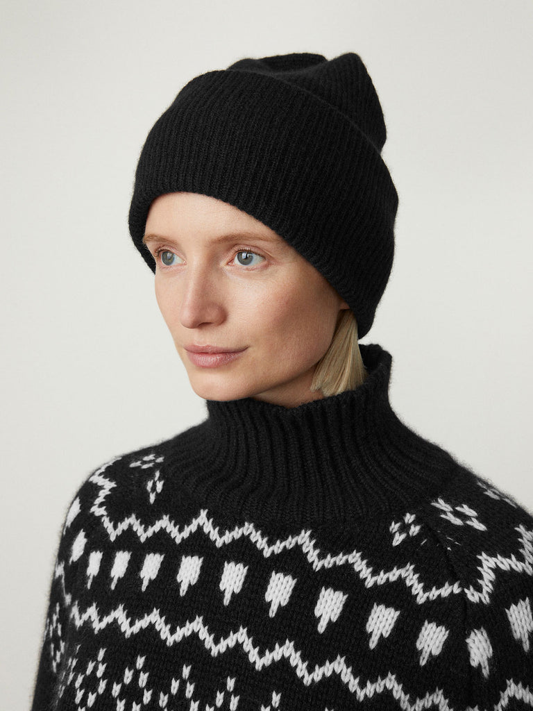 Stockholm Hat Black | Lisa Yang | Black hat in 100% cashmere