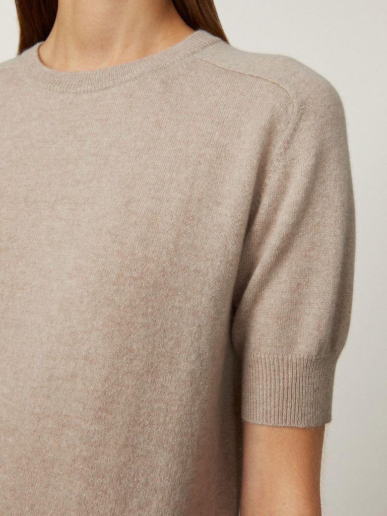Kenza Tee Sand | Lisa Yang | Beige t-shirt in 100% cashmere