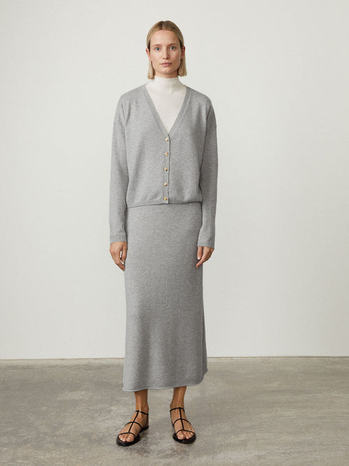 Abby Cardigan Dove Grey | Lisa Yang | Light grey v-neck cardigan in 100% cashmere