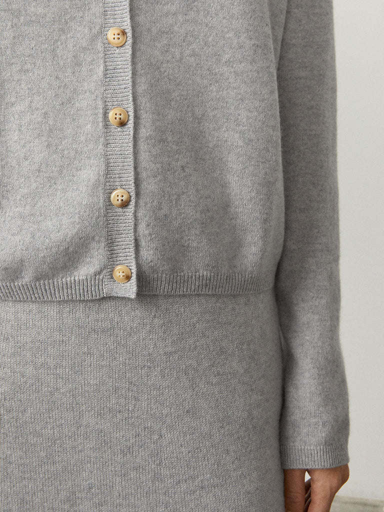 Abby Cardigan Dove Grey | Lisa Yang | Light grey v-neck cardigan in 100% cashmere
