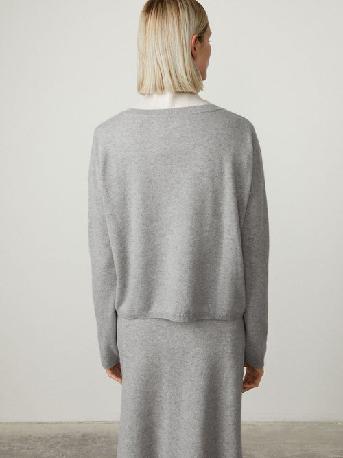 Abby Cardigan Dove Grey | Lisa Yang | Light grey v-neck cardigan in 100% cashmere