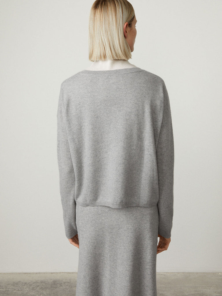 Abby Cardigan Dove Grey | Lisa Yang | Light grey v-neck cardigan in 100% cashmere