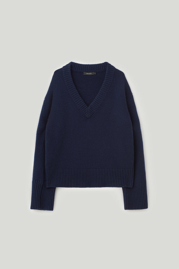 Aletta Sweater Navy | Lisa Yang | Dark blue v-neck sweater in 100% cashmere