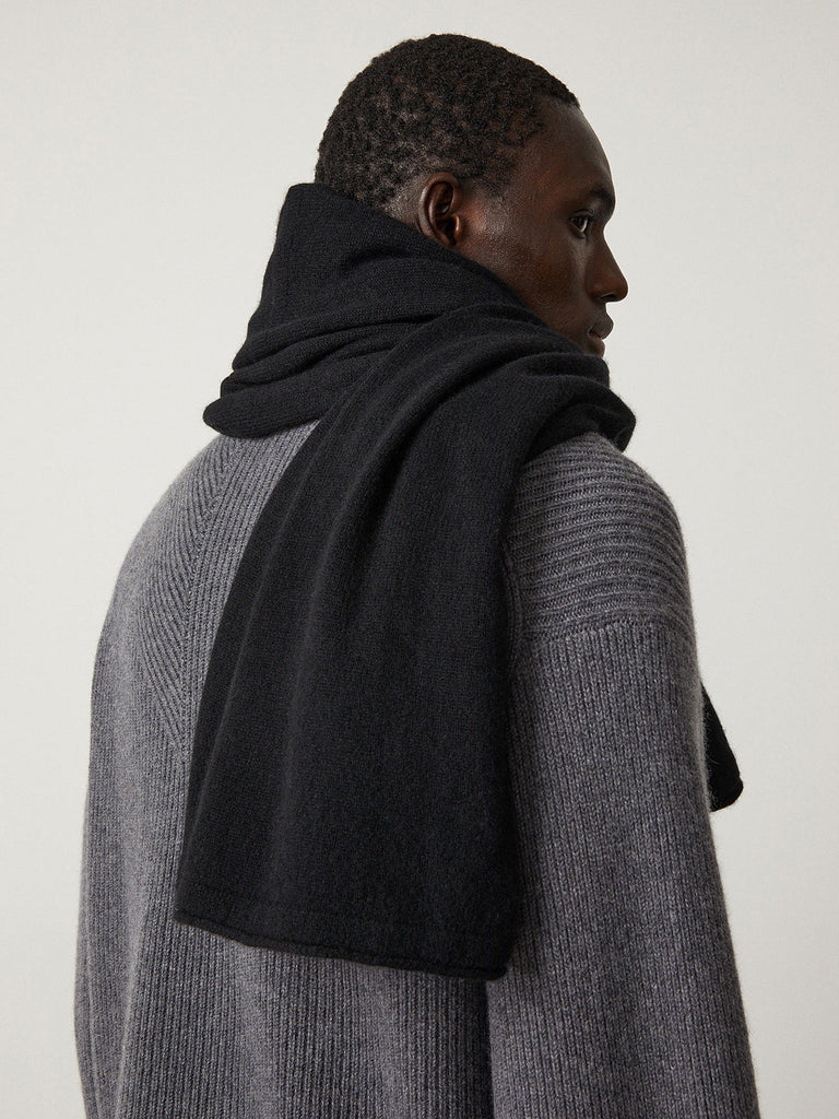 Montpellier Scarf Black | Lisa Yang | Black scarf in 100% cashmere