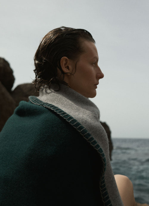 Stockholm Blanket Pine Grey | Lisa Yang | Dark green & grey blanket in 100% cashmere